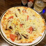 SMOKE - スモークチキンとトマトのピザ（￥1100）。自家製の燻製チキンをトッピング、チーズたっぷりでお酒が進む