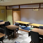 八べえ - テーブル席の奥に座敷席があります。