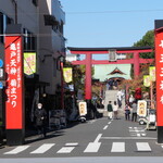 八べえ - 亀戸天神の鳥居が見える正門前、向かって左に当店があります。