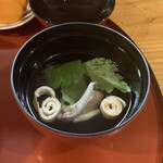 うなぎの美鶴 - 「肝吸い」　自然な薄味で大きな三ツ葉が香る