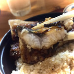 うなぎの美鶴 - 「皮」は表面はパリッと、内側はゼラチン質でトロッと、「身」は厚くてホロホロっと柔らか。