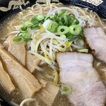 RA-MEN HANARIKI - 具材たっぷりの醤油ラーメン！
                      うまい！