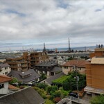 カフェ＆レストラン ドルフィン - デッキに出て良いとのことで、デッキから撮影。コンビナートや油井のような建造物がある景色が余計に、京浜工業地帯にある横浜、ということを思い起こさせます。