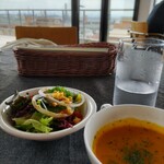 カフェ＆レストラン ドルフィン - サラダとスープ。スープは、かぼちゃのスープです。