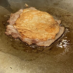 お好み焼き 剛毅 - とんぺい焼、調理中。豚バラから大量に滲み出る脂は捨てて