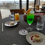 カフェ＆レストラン ドルフィン - 雨上がりで視界は今ひとつでしたが、それでも根岸湾から東京湾にかけて、よく見えました。快晴じゃなかったのが、惜しい。