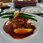 カフェ＆レストラン ドルフィン - 4段くらいに重なっているお肉。とても美味しそう。