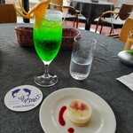 カフェ＆レストラン ドルフィン - デザートと、名物のドルフィンソーダ。