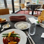 カフェ＆レストラン ドルフィン - メイン。僕は豚肉のソテーを選びました。