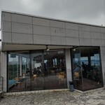 カフェ＆レストラン ドルフィン - デッキから見た店内。ガラス張りで、概ねどこに着席しても、外を眺められます。