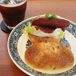 ミドリマツベーカリー - コロッケパン（奥）と、チーズカレーパン（手前） (2013年08月)