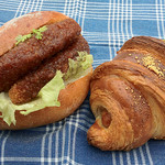 ミドリマツベーカリー - コロッケパン（左）と、ソーセージ入りのクロワッサン (2012年11月)