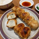 第7ギョーザの店 - ホワイト餃子の側面