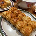 第7ギョーザの店 - 丸い形のホワイト餃子