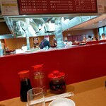 第7ギョーザの店 - 厨房を眺め待機