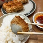 第7ギョーザの店 - ずっしりと重みのあるホワイト餃子