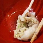 第7ギョーザの店 - 中から肉汁溢れる