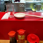 第7ギョーザの店 - カウンター席での様子