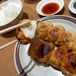 第7ギョーザの店 - 厚めの皮はカラっとざっくり食感