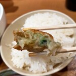第7ギョーザの店 - 熱々の餡は意外にも優しい味わい
