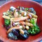 ビストロ ハッチ - エスカルゴと色々きのこのバターソテー