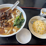 中国飯店真味 - 牛バラ刀削麺と半チャーハン