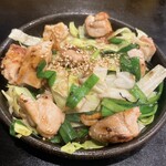 Okonomiyaki Naoya - 鶏もも肉とニラの塩だれ炒め