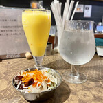 Fuji Biryani - セットのサラダとマンゴーラッシー