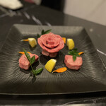 焼肉 拍手喝采 - 特上生黒タン