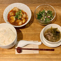 南青山エッセンス - ランチセットA（海老のチリソース煮、二十四節気の薬膳スープ） ¥1,800