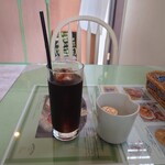 ウッディカフェ - ○アイスコーヒー

味わいは苦味が主体で酸味が広がる味わい。
香りは飛んでいる。

仕上げさんも書かれていたけれどパンに比べると
普通な感じ。
