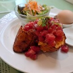 ウッディカフェ - バゲットの上には
刻んだトマトに
甘み（旨味）感じるジェノベーゼソース、
爽やかなオリーブオイルの香りもしてて
美味しい味わい。