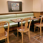 カフェ シェルブルー - 店内　※最初、真ん中の席に、案内されました