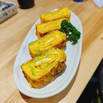 居酒屋 和ゆう - お店のお母さんの味！と〜っても甘い玉子焼きです。いつもはニラですがこの日はネギでした。出汁が入ってるかと思うほど複雑な味に感じたけど、材料は玉子・砂糖・ネギだけだそうです。これも美味しかったな～