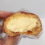 カラフル・ペア - ・「コクうまシュー(¥260)」の断面。