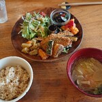 晴れ屋 - アジと野菜のフライ定食全体   