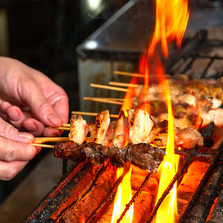 Treat yourself to charcoal-grilled local chicken Yakitori (grilled chicken skewers) made using Kishu Binchotan charcoal♪