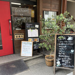 シプレ - 入り口、メニュー看板が出ており入りやすい、takeoutもできる