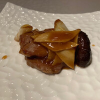 中国飯店 富麗華 - 群馬産もち豚の炒め　老酒風味のジンジャーソース