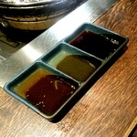 本格焼肉チファジャ - 標準のタレは…向かって左からすましダレ、レモン汁、醤油ダレです。