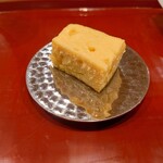 江戸町 すぎもと - ○焼き立ての卵焼き
      1 番弟子っぽい方がカウンター内で
      卵を焼き始めた。
      
      出来上がると速やかに提供された。
      
      穏やかな甘みがじわあっとやってくる
      熱々な美味しい卵焼きとなる。