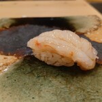 江戸町 すぎもと - ○北海道のボタン海老
      ボタン海老に弾力あるよねえ～❕
      噛み締めるとボタン海老の旨味（甘み）
      ワサビとの味わいも効いてて美味しさ広がる味わい。