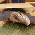 江戸町 すぎもと - ○島根県の鯵あじ
      熟成されてるのかシッカリとした旨味を感じる。
      煮切り醤油が塗られてて
      じんわり美味しさが迫ってくる感じ。