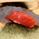 江戸町 すぎもと - ○赤身（マグロ煮切り醤油）
      赤身であっても十分に赤身の旨味がやってくる。
      熟成されてるのだろう。
      
      美味しい味わい。