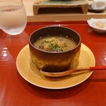 江戸町 すぎもと - ○ホタルイカとカラスミの茶碗蒸し
      上にホタルイカ2匹、カラスミが少し振り掛けてある。
      
      このおっさん、昔にカラスミと奈良漬けの味わい、
      あれだけ違う味わいを何故か間違えた馬鹿舌❔（笑）