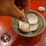 江戸町 すぎもと - すだちを絞ると爽やかさがプラスされる。
                                
                                出汁汁を飲むと良いはまぐりのダシが出てるねえ❕
                                
                                塩味は少し感じるだけだけど
                                出汁が良ければ何の問題もない。