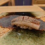 江戸町 すぎもと - ○石川県のイワシ
      イワシの旨味（甘み）と煮切り醤油、
      細かく摺られたワサビの味わいが口の中に広がる
      美味しい味わい。
