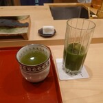 江戸町 すぎもと - 少なくなって下に粉が溜まった冷抹茶をグラス回して
      かき混ぜていた所、女将さんが氷と水を追加してくださった❕
      
      そして温かな日本茶頂けた。