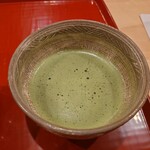 江戸町 すぎもと - ○抹茶（サービス品？）
      温かな抹茶を1番弟子っぽい方が点ててる。
      出来たてを頂いた。