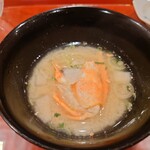 江戸町 すぎもと - 先程の牡丹海老の頭の出汁なお味噌汁。
      これはいい出汁が出てるねえ❕
      美味しいのでもっと飲みたい❕